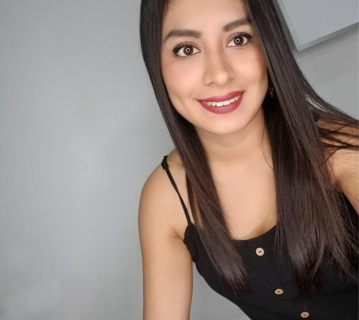 Online girl shown in a FlingCam video match preview